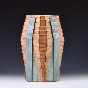 Große, dekorierte Vase mit Zikkurat-Motiv und stilisierten Wasserfällen - Charles Villion (Modell) und Léon-Charles Peluche (Dekor), Manufacture Nationale de Sèvres, 1925